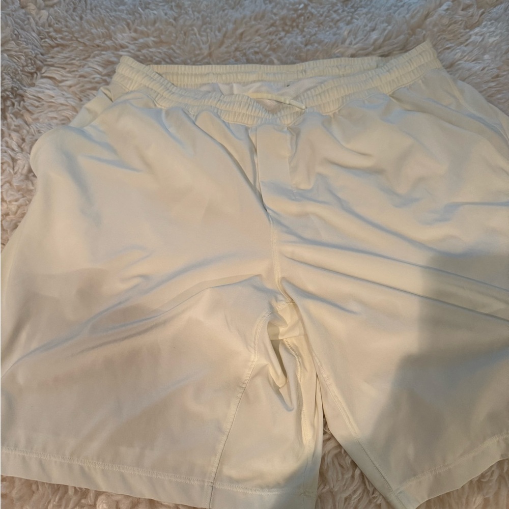 Lululemon Men's Cream yellowish white Shorts XXL with liner